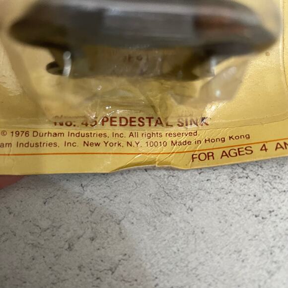 Vintage Holly Hobbie Collectors Miniatures No. 45 Pedestal Sink - Picture 3 of 3